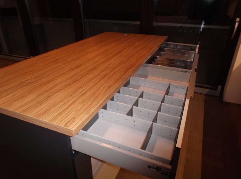 Prostorový pult a detail jeho vybavení.