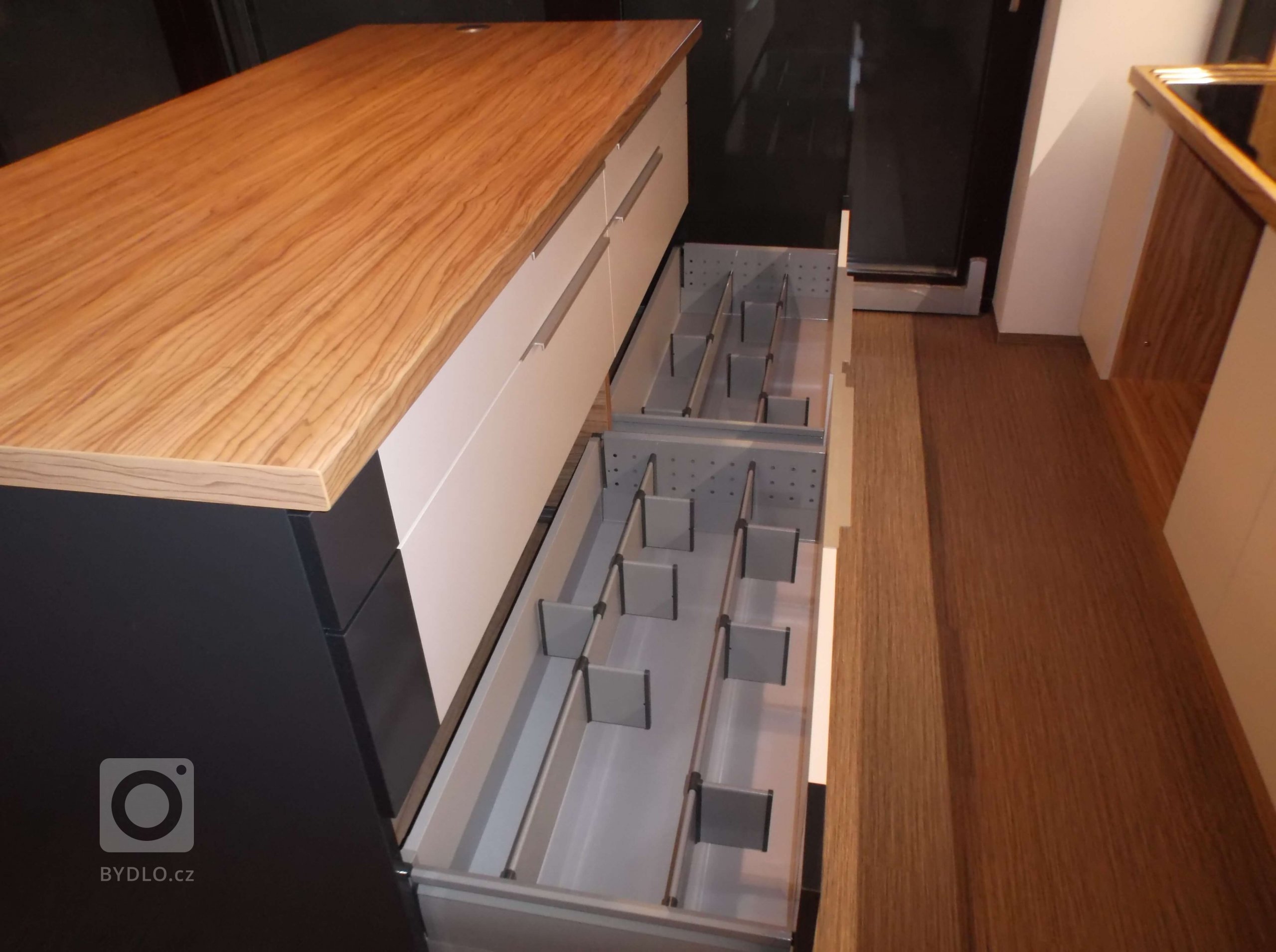 Prostorový pult a detail jeho vybavení.