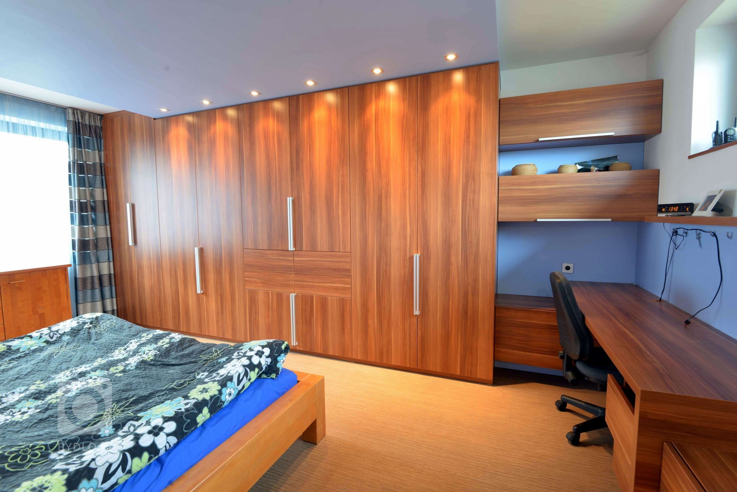 Sestava skříní na příruční oblečení v ložnici, navazuje na domácí pracovnu paní domu. 