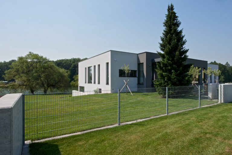 Rekonstrukce rekreačního objektu ze 70. let. Jeho tehdejší devizou bylo hlavně místo - mírný svah nad přehradou, úžasné výhledy, orientace na jih, krásná…