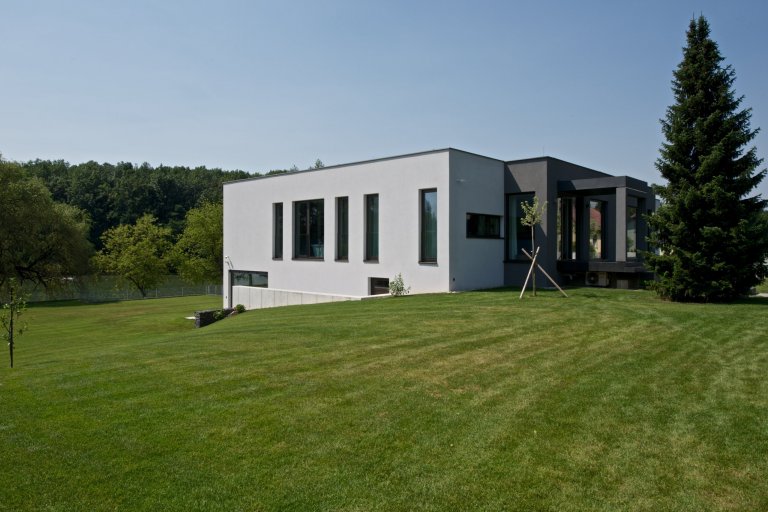 Rekonstrukce rekreačního objektu ze 70. let. Jeho tehdejší devizou bylo hlavně místo - mírný svah nad přehradou, úžasné výhledy, orientace na jih, krásná…