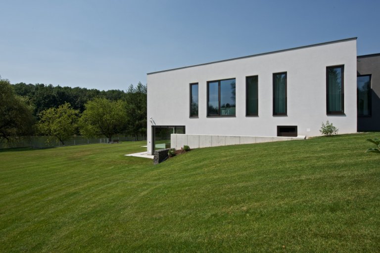 Rekonstrukce rekreačního objektu ze 70. let. Jeho tehdejší devizou bylo hlavně místo - mírný svah nad přehradou, úžasné výhledy, orientace na jih, krásná…