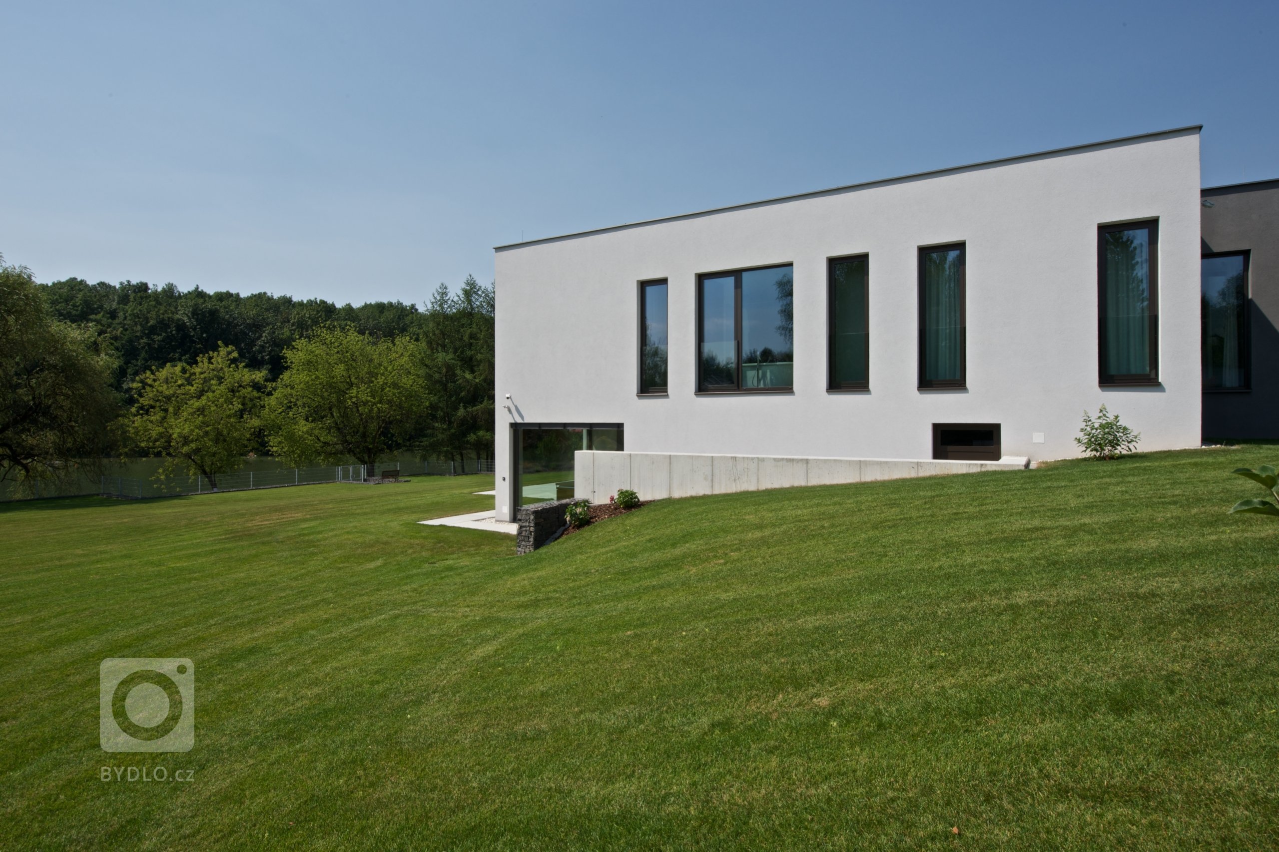 Rekonstrukce rekreačního objektu ze 70. let. Jeho tehdejší devizou bylo hlavně místo - mírný svah nad přehradou, úžasné výhledy, orientace na jih, krásná…