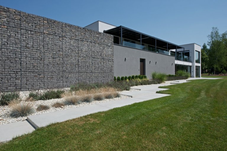 Rekonstrukce rekreačního objektu ze 70. let. Jeho tehdejší devizou bylo hlavně místo - mírný svah nad přehradou, úžasné výhledy, orientace na jih, krásná…