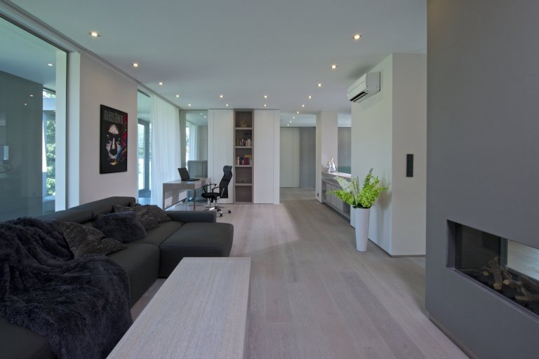 Rekonstrukce rekreačního objektu ze 70. let. Jeho tehdejší devizou bylo hlavně místo - mírný svah nad přehradou, úžasné výhledy, orientace na jih, krásná…