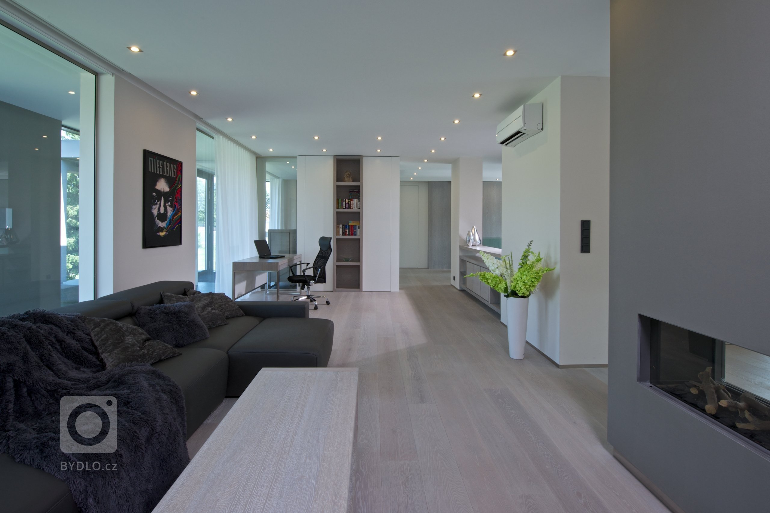 Rekonstrukce rekreačního objektu ze 70. let. Jeho tehdejší devizou bylo hlavně místo - mírný svah nad přehradou, úžasné výhledy, orientace na jih, krásná…