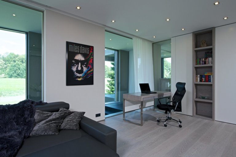 Rekonstrukce rekreačního objektu ze 70. let. Jeho tehdejší devizou bylo hlavně místo - mírný svah nad přehradou, úžasné výhledy, orientace na jih, krásná…