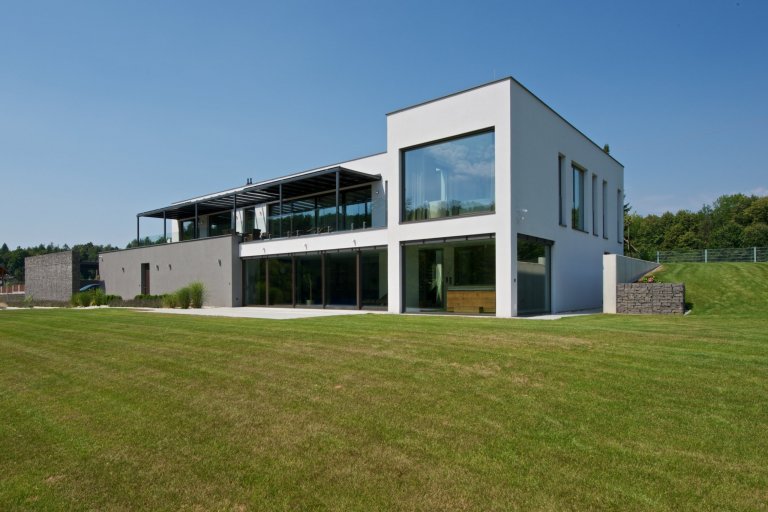 Rekonstrukce rekreačního objektu ze 70. let. Jeho tehdejší devizou bylo hlavně místo - mírný svah nad přehradou, úžasné výhledy, orientace na jih, krásná…