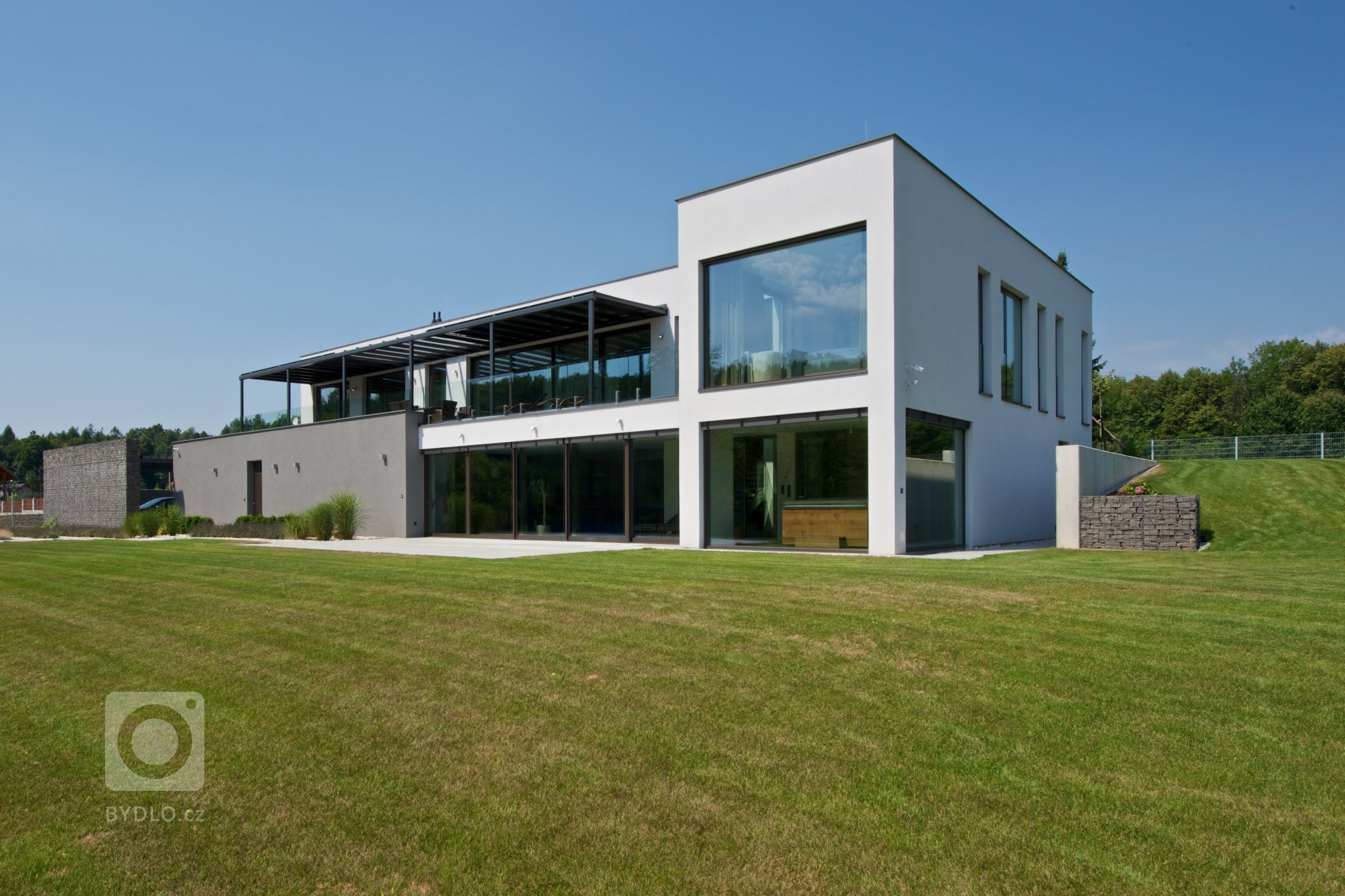 Rekonstrukce rekreačního objektu ze 70. let. Jeho tehdejší devizou bylo hlavně místo - mírný svah nad přehradou, úžasné výhledy, orientace na jih, krásná…