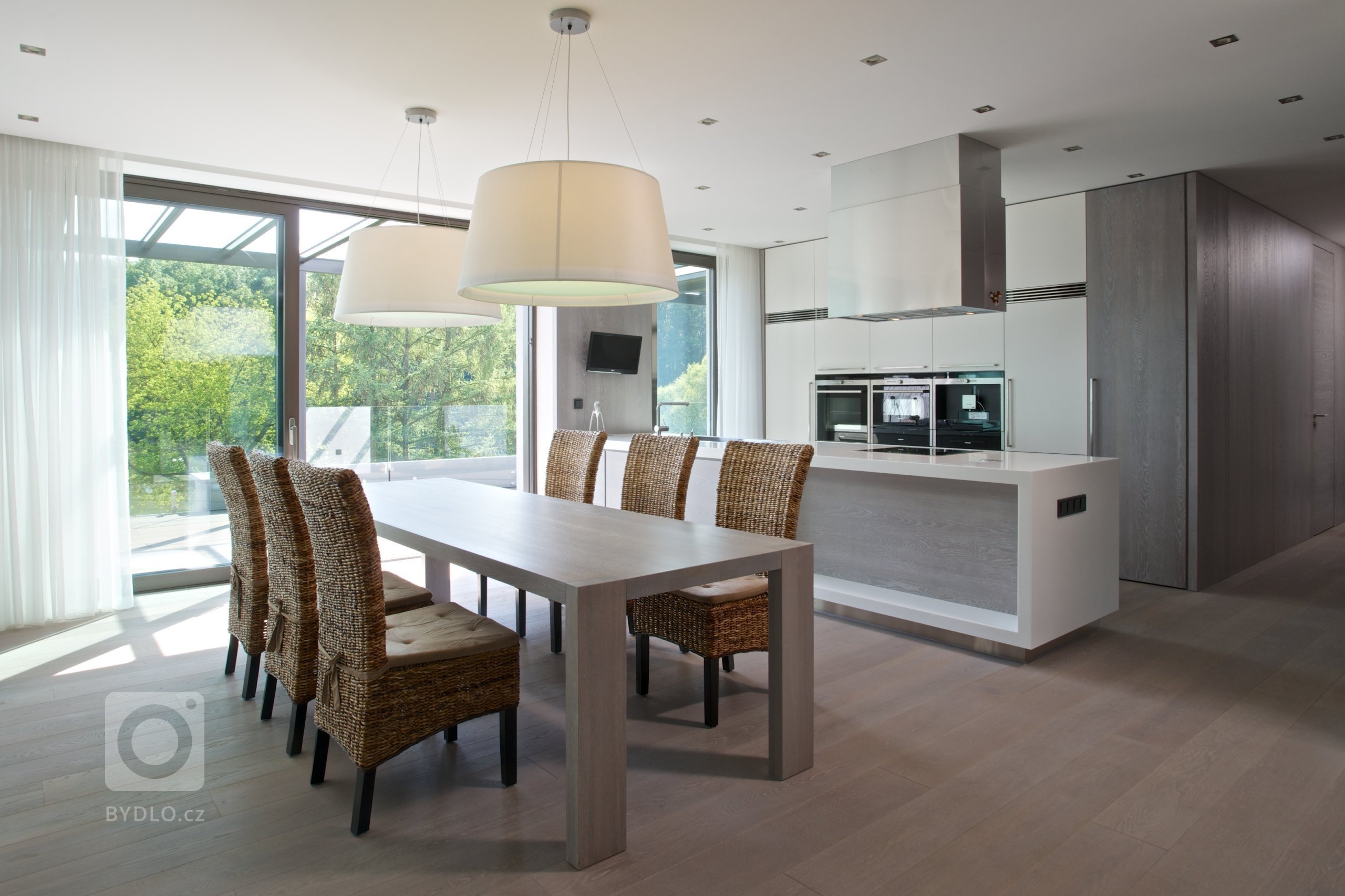 Rekonstrukce rekreačního objektu ze 70. let. Jeho tehdejší devizou bylo hlavně místo - mírný svah nad přehradou, úžasné výhledy, orientace na jih, krásná…