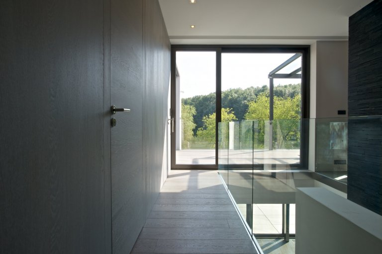 Rekonstrukce rekreačního objektu ze 70. let. Jeho tehdejší devizou bylo hlavně místo - mírný svah nad přehradou, úžasné výhledy, orientace na jih, krásná…