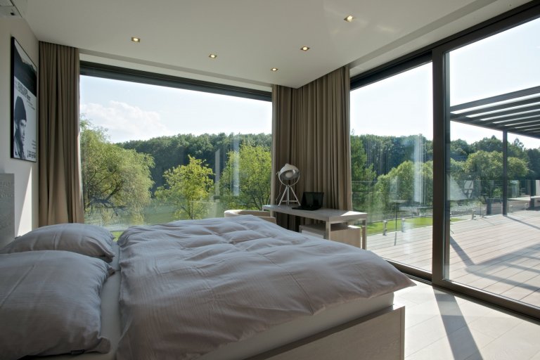 Rekonstrukce rekreačního objektu ze 70. let. Jeho tehdejší devizou bylo hlavně místo - mírný svah nad přehradou, úžasné výhledy, orientace na jih, krásná…