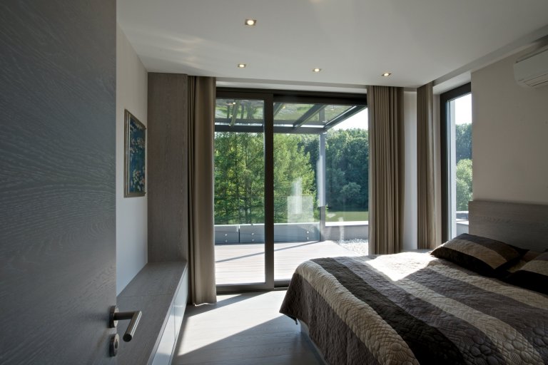 Rekonstrukce rekreačního objektu ze 70. let. Jeho tehdejší devizou bylo hlavně místo - mírný svah nad přehradou, úžasné výhledy, orientace na jih, krásná…