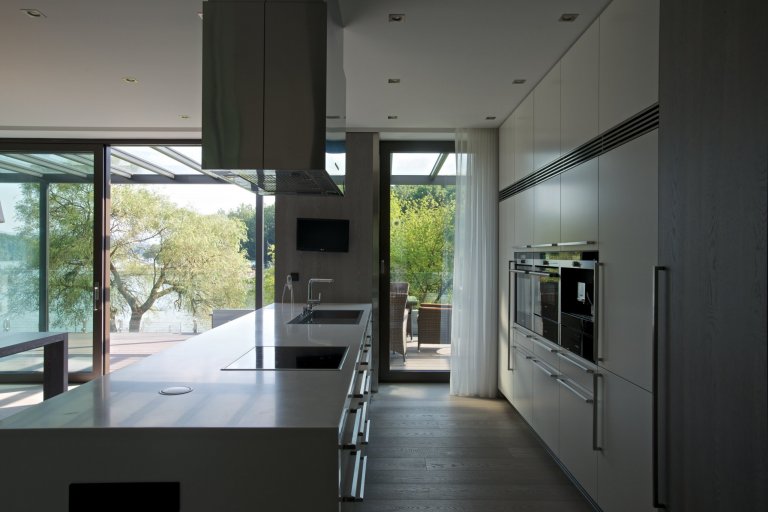 Rekonstrukce rekreačního objektu ze 70. let. Jeho tehdejší devizou bylo hlavně místo - mírný svah nad přehradou, úžasné výhledy, orientace na jih, krásná…