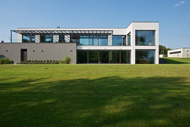 Rekonstrukce rekreačního objektu ze 70. let. Jeho tehdejší devizou bylo hlavně místo - mírný svah nad přehradou, úžasné výhledy, orientace na jih, krásná…