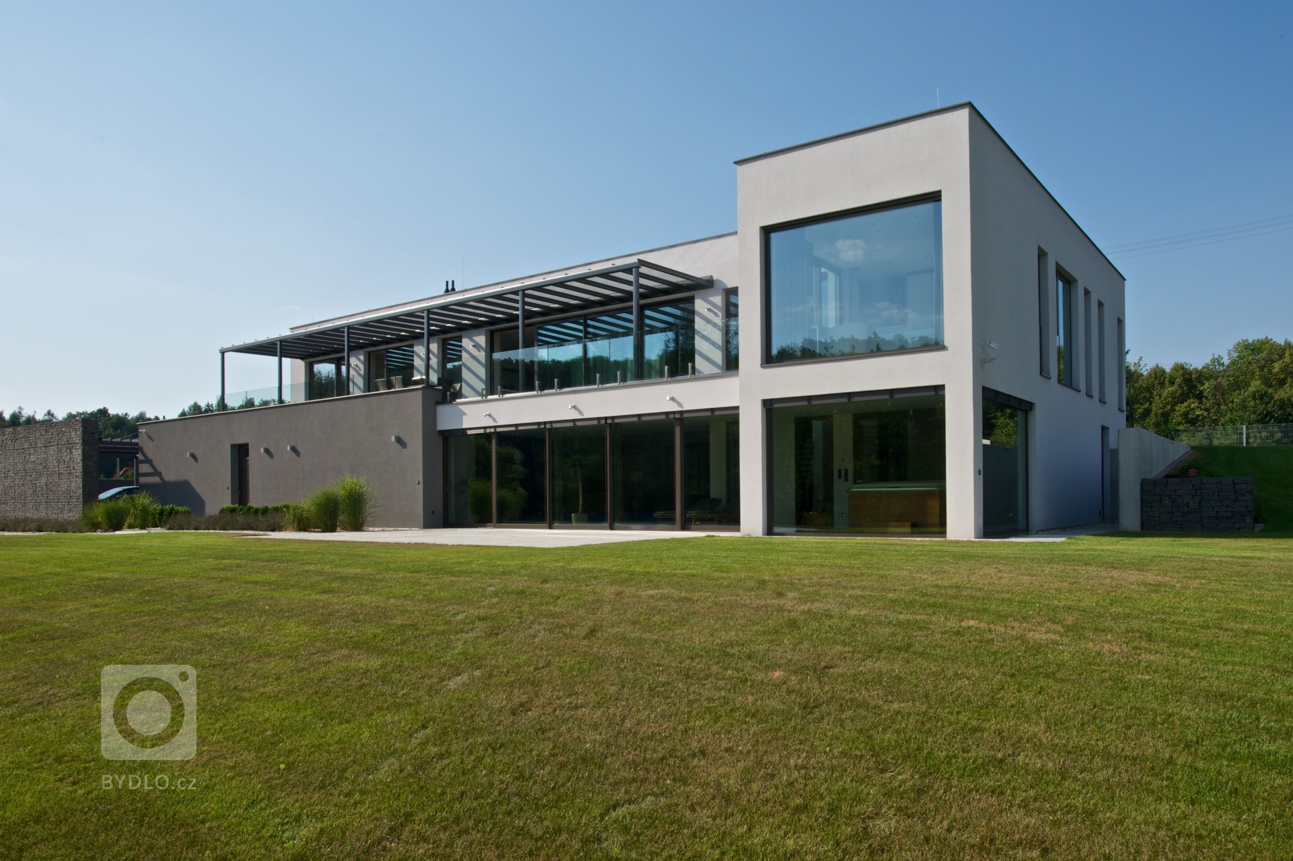 Rekonstrukce rekreačního objektu ze 70. let. Jeho tehdejší devizou bylo hlavně místo - mírný svah nad přehradou, úžasné výhledy, orientace na jih, krásná…