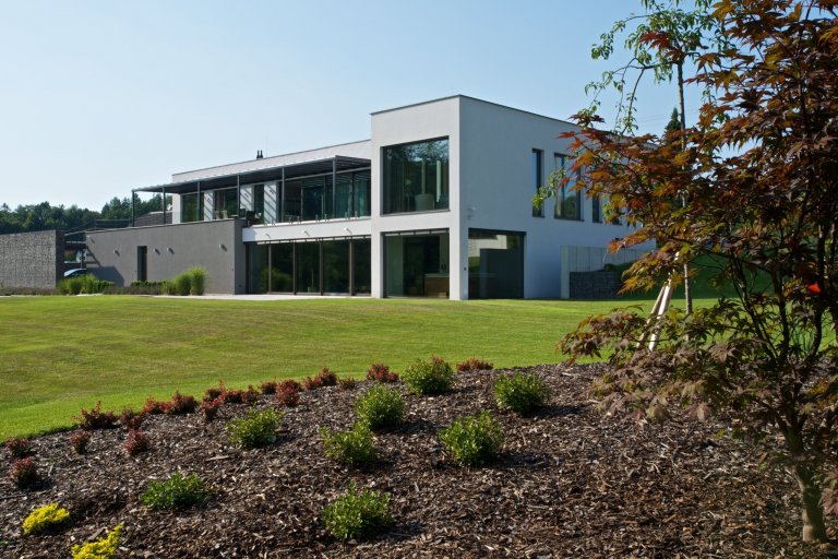 Rekonstrukce rekreačního objektu ze 70. let. Jeho tehdejší devizou bylo hlavně místo - mírný svah nad přehradou, úžasné výhledy, orientace na jih, krásná…