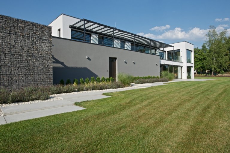 Rekonstrukce rekreačního objektu ze 70. let. Jeho tehdejší devizou bylo hlavně místo - mírný svah nad přehradou, úžasné výhledy, orientace na jih, krásná…