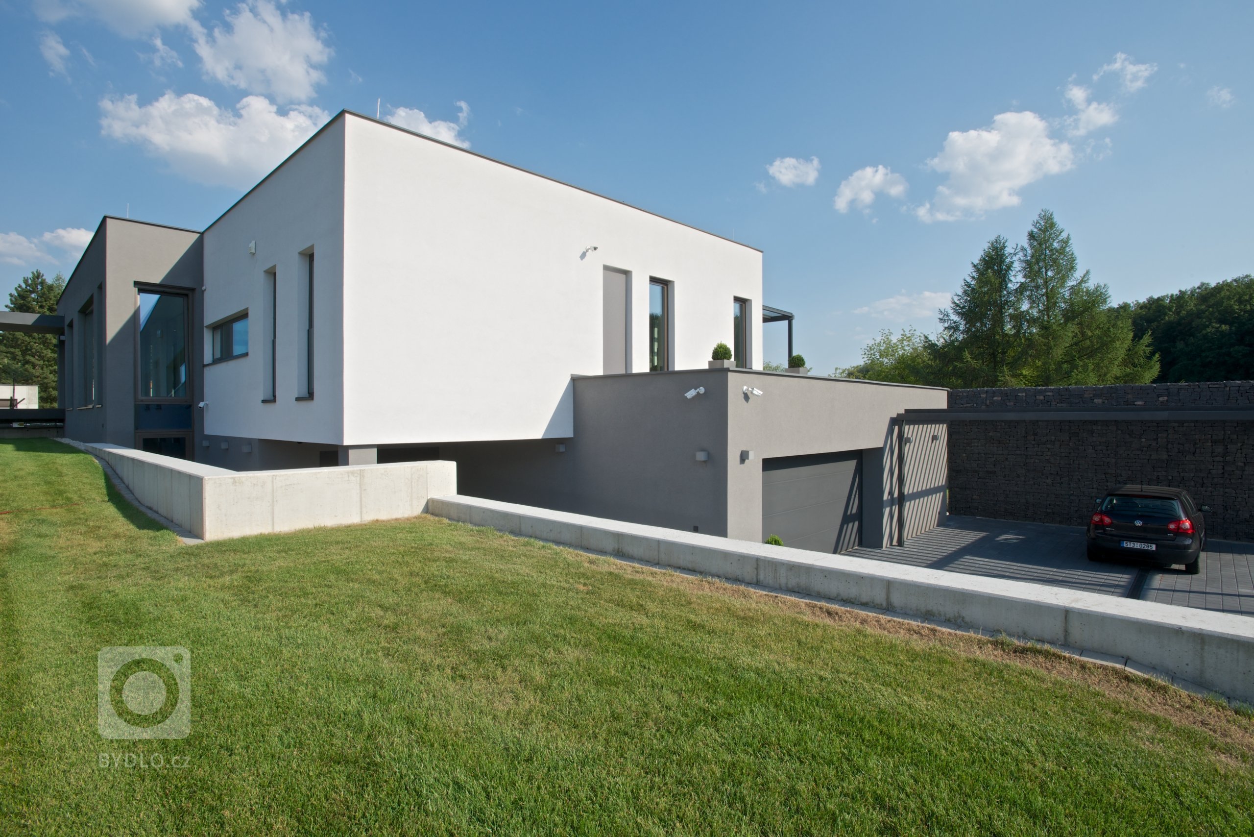 Rekonstrukce rekreačního objektu ze 70. let. Jeho tehdejší devizou bylo hlavně místo - mírný svah nad přehradou, úžasné výhledy, orientace na jih, krásná…