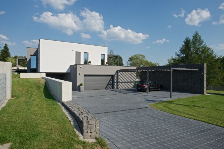 Rekonstrukce rekreačního objektu ze 70. let. Jeho tehdejší devizou bylo hlavně místo - mírný svah nad přehradou, úžasné výhledy, orientace na jih, krásná…