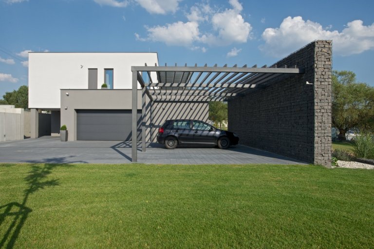 Rekonstrukce rekreačního objektu ze 70. let. Jeho tehdejší devizou bylo hlavně místo - mírný svah nad přehradou, úžasné výhledy, orientace na jih, krásná…