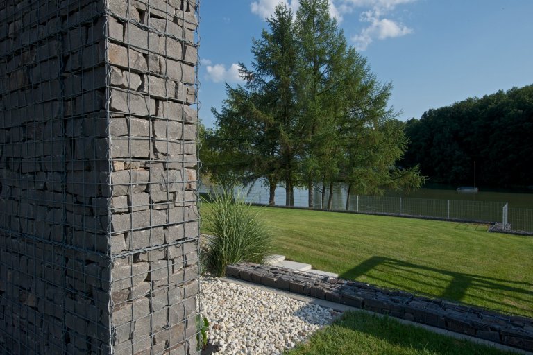 Rekonstrukce rekreačního objektu ze 70. let. Jeho tehdejší devizou bylo hlavně místo - mírný svah nad přehradou, úžasné výhledy, orientace na jih, krásná…