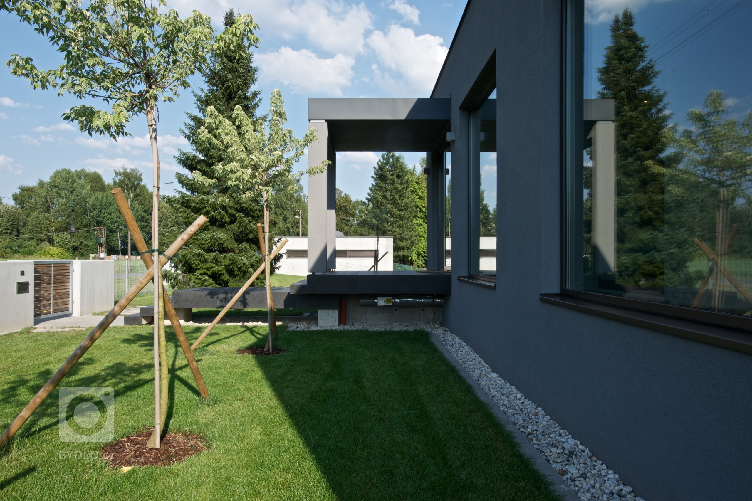 Rekonstrukce rekreačního objektu ze 70. let. Jeho tehdejší devizou bylo hlavně místo - mírný svah nad přehradou, úžasné výhledy, orientace na jih, krásná…