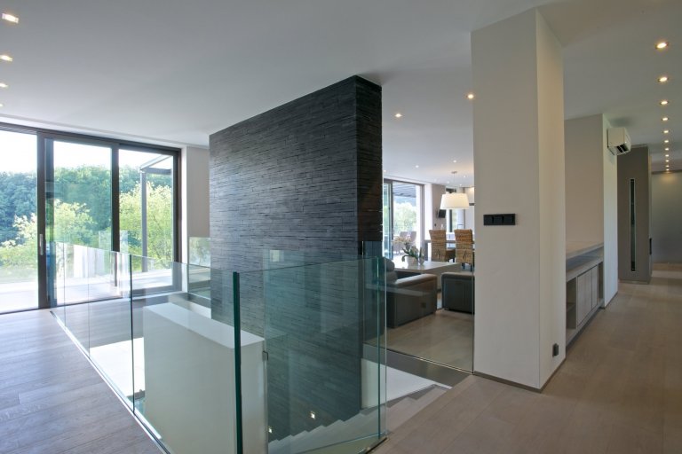 Rekonstrukce rekreačního objektu ze 70. let. Jeho tehdejší devizou bylo hlavně místo - mírný svah nad přehradou, úžasné výhledy, orientace na jih, krásná…