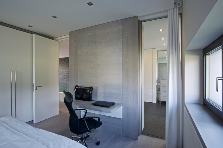 Rekonstrukce rekreačního objektu ze 70. let. Jeho tehdejší devizou bylo hlavně místo - mírný svah nad přehradou, úžasné výhledy, orientace na jih, krásná…