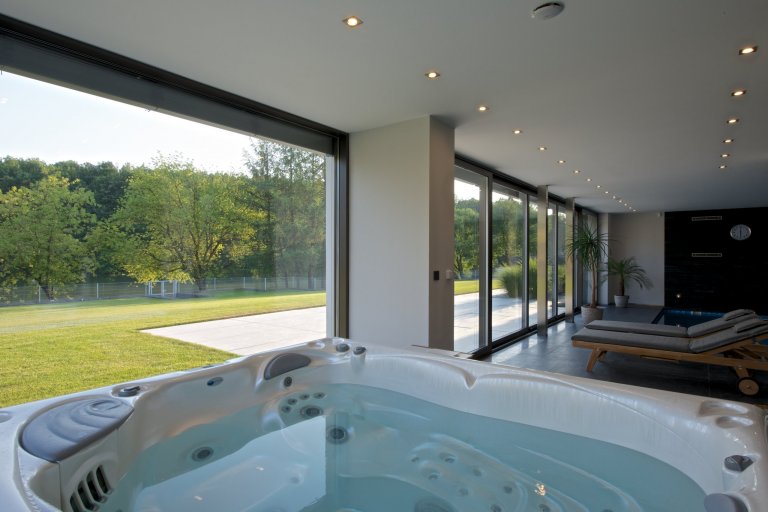 Rekonstrukce rekreačního objektu ze 70. let. Jeho tehdejší devizou bylo hlavně místo - mírný svah nad přehradou, úžasné výhledy, orientace na jih, krásná…