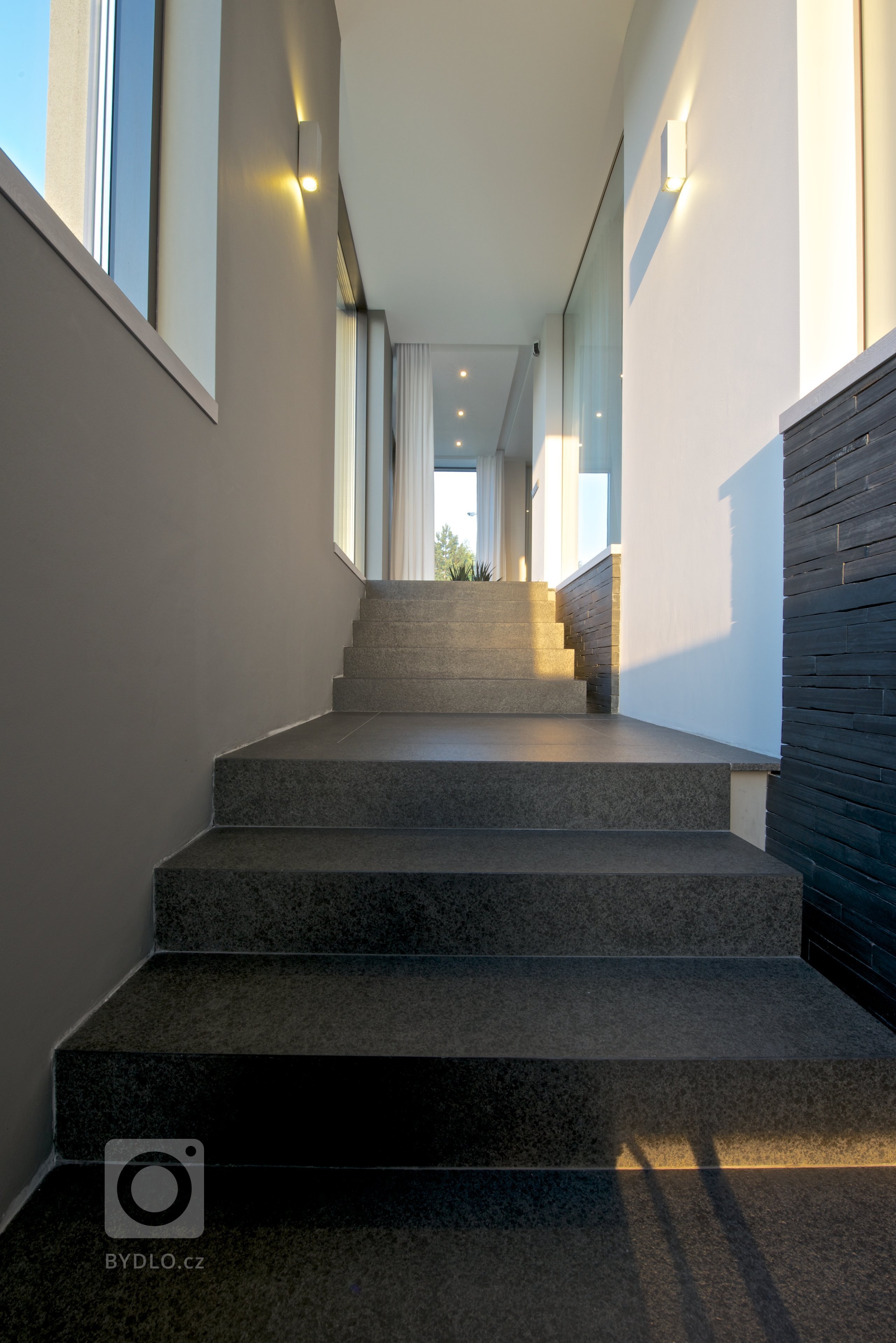 Rekonstrukce rekreačního objektu ze 70. let. Jeho tehdejší devizou bylo hlavně místo - mírný svah nad přehradou, úžasné výhledy, orientace na jih, krásná…