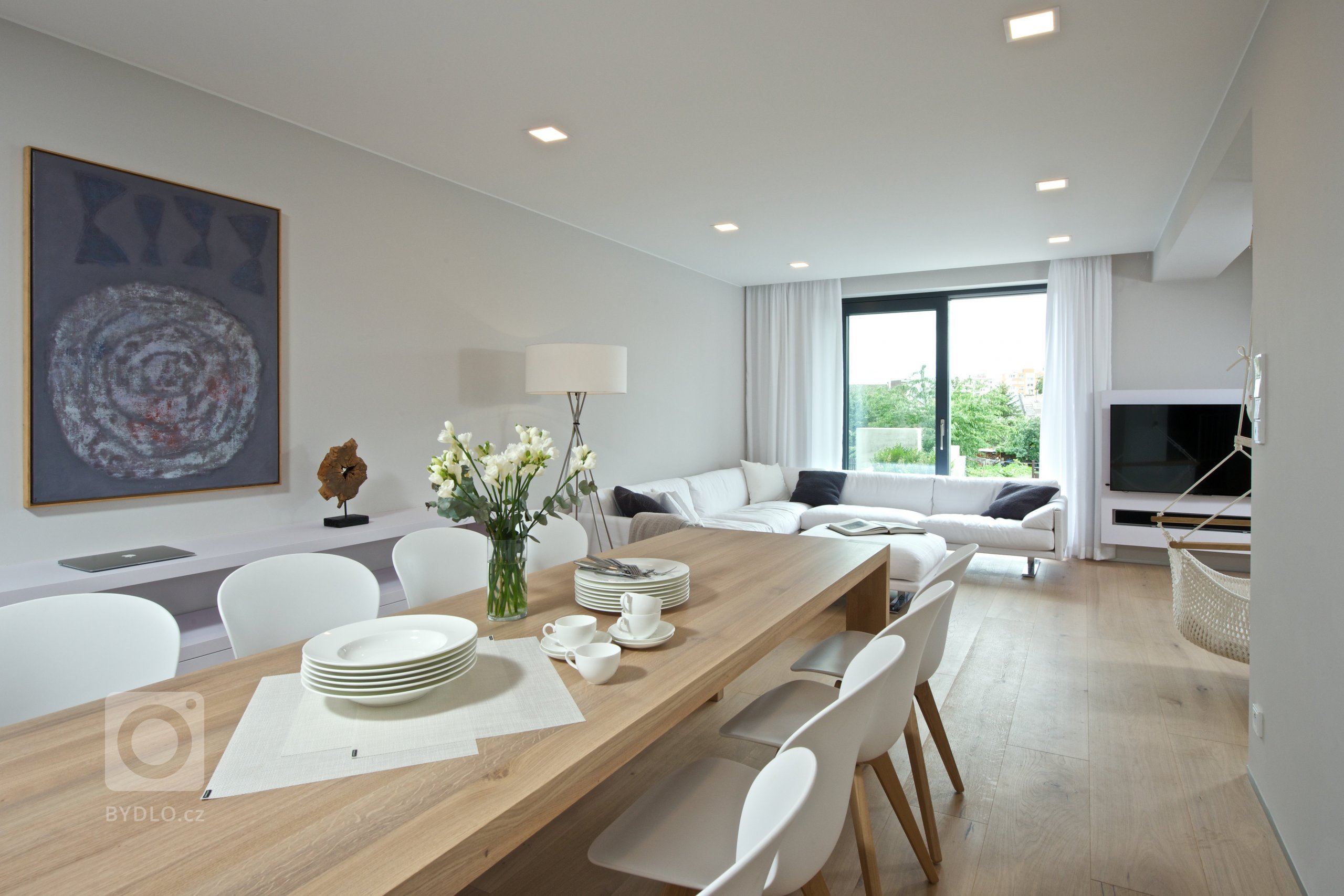 Mladí manželé koupili relativně úzký řadový dům se třemi nadzemními podlažími a sklepem, postavený na přelomu 70. a 80. let minulého století. Ačkoli dům dobře…