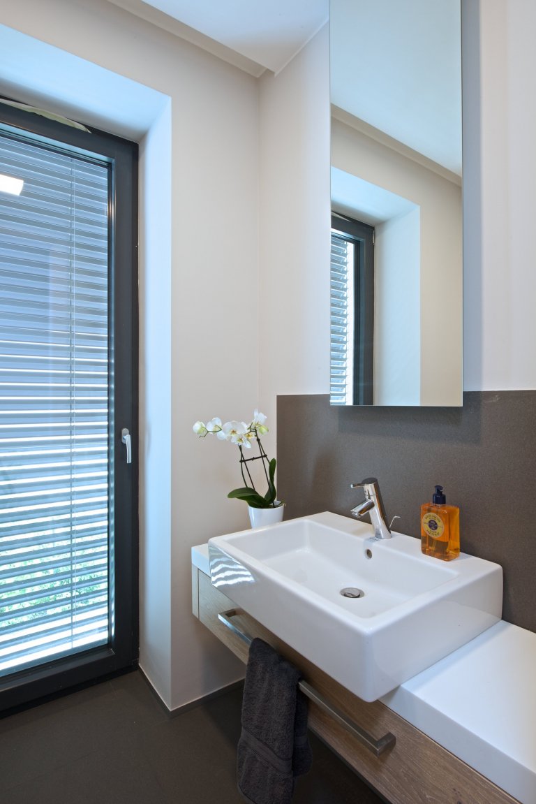 Mladí manželé koupili relativně úzký řadový dům se třemi nadzemními podlažími a sklepem, postavený na přelomu 70. a 80. let minulého století. Ačkoli dům dobře…