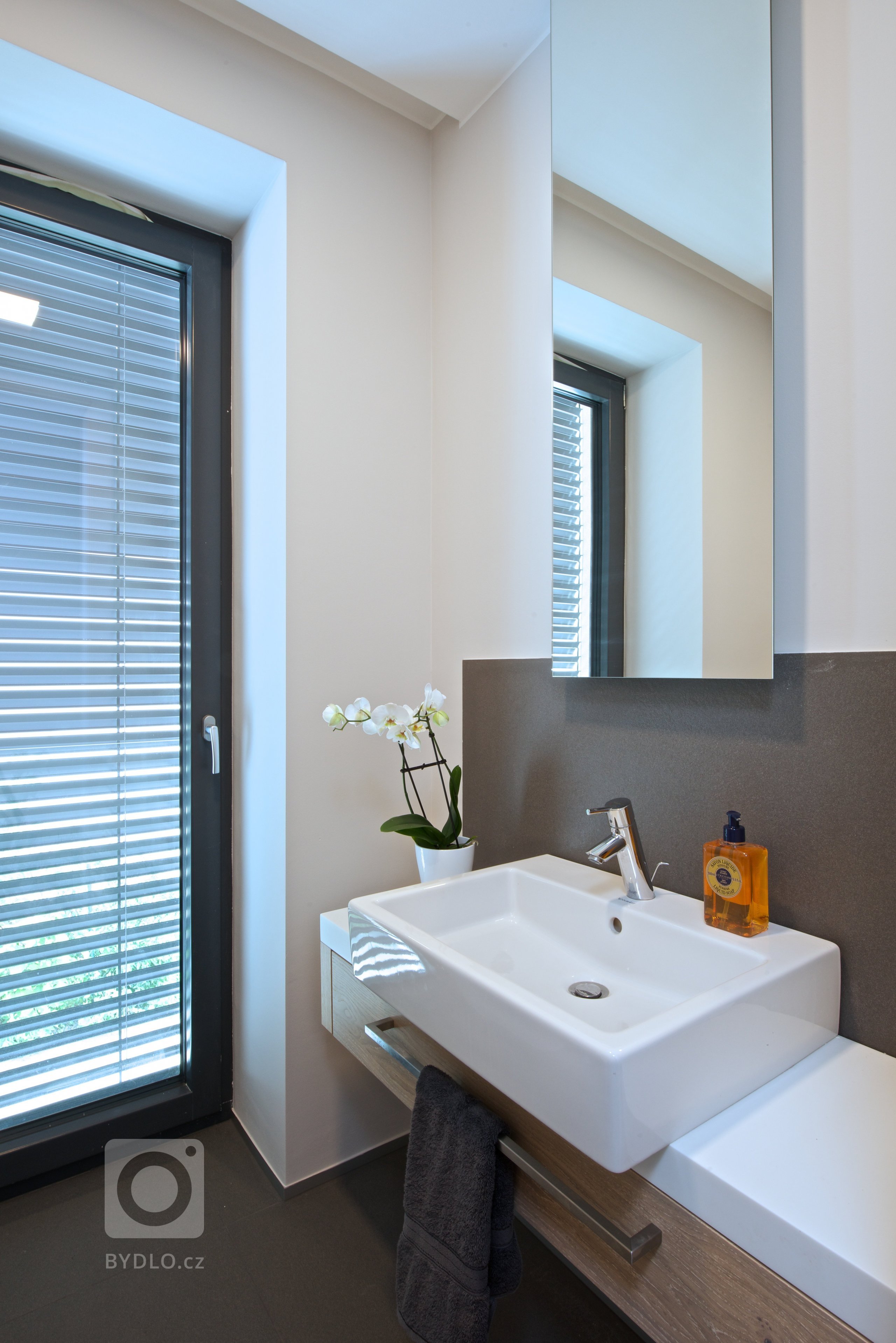 Mladí manželé koupili relativně úzký řadový dům se třemi nadzemními podlažími a sklepem, postavený na přelomu 70. a 80. let minulého století. Ačkoli dům dobře…