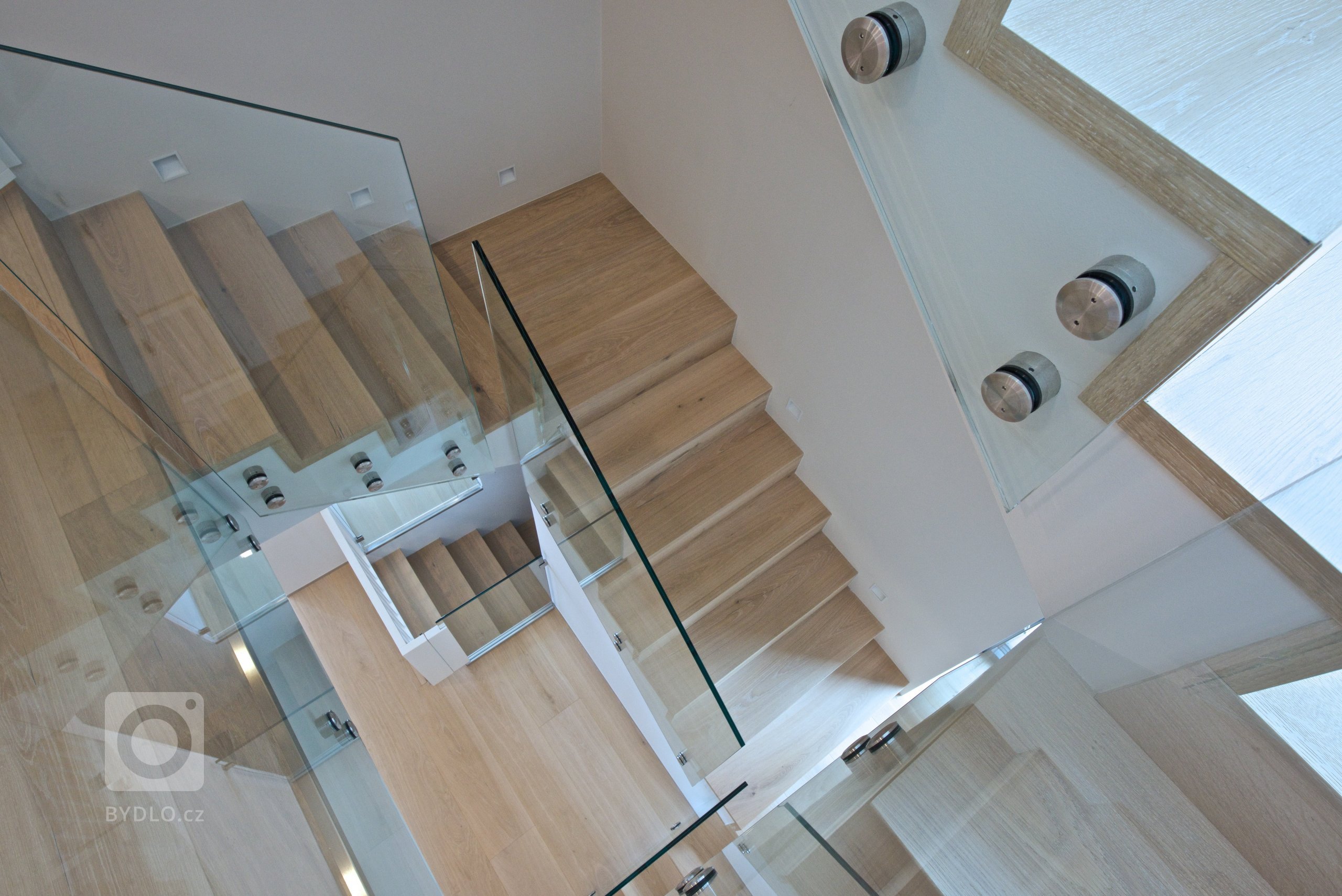 Mladí manželé koupili relativně úzký řadový dům se třemi nadzemními podlažími a sklepem, postavený na přelomu 70. a 80. let minulého století. Ačkoli dům dobře…