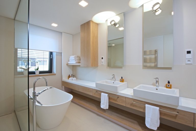 Mladí manželé koupili relativně úzký řadový dům se třemi nadzemními podlažími a sklepem, postavený na přelomu 70. a 80. let minulého století. Ačkoli dům dobře…