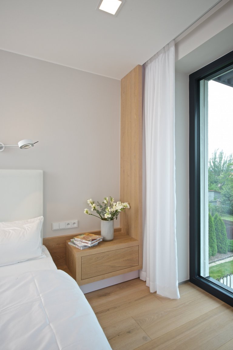 Mladí manželé koupili relativně úzký řadový dům se třemi nadzemními podlažími a sklepem, postavený na přelomu 70. a 80. let minulého století. Ačkoli dům dobře…