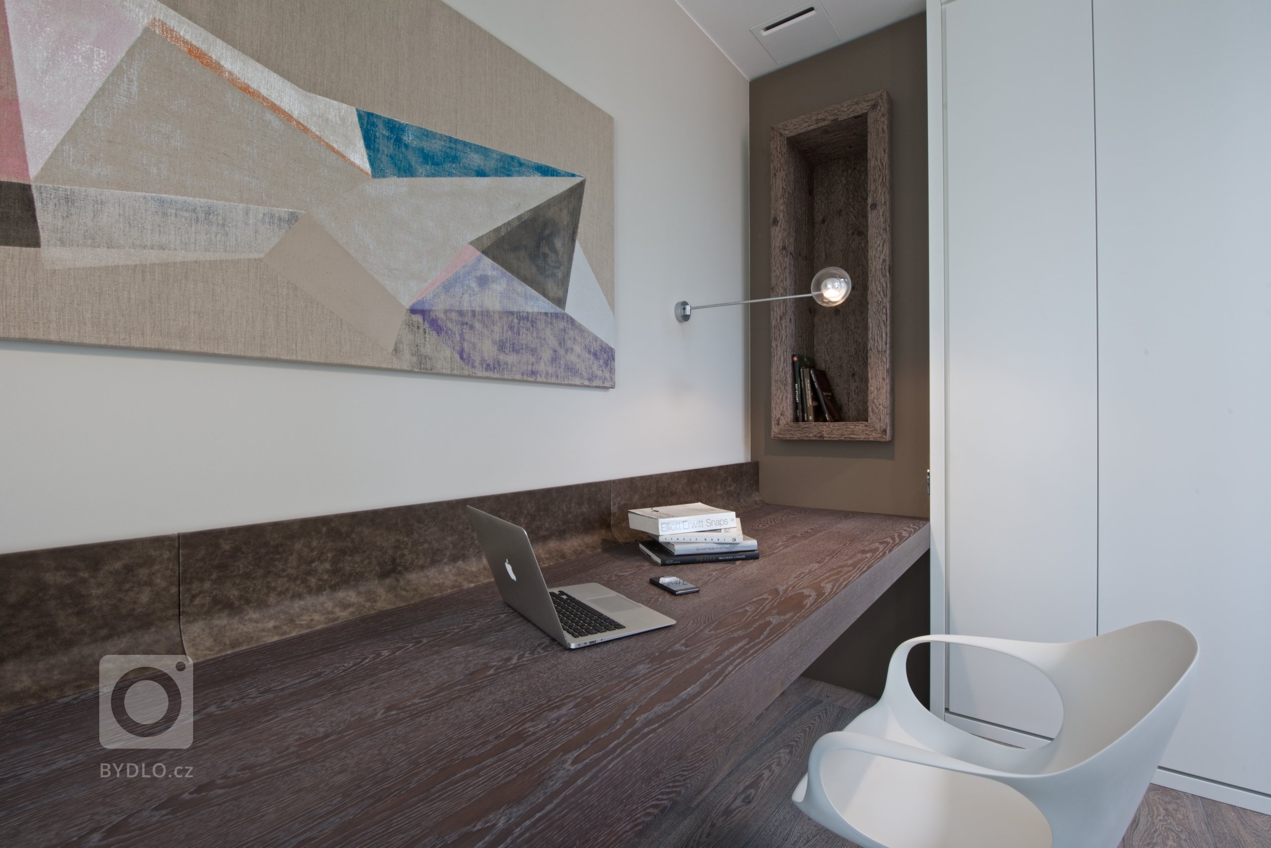 Za zdmi jednoho starého malostranského domu&nbsp;září nový byt zcela naplňující současné potřeby mladého manželského páru s dětmi a zároveň pokorně následující…