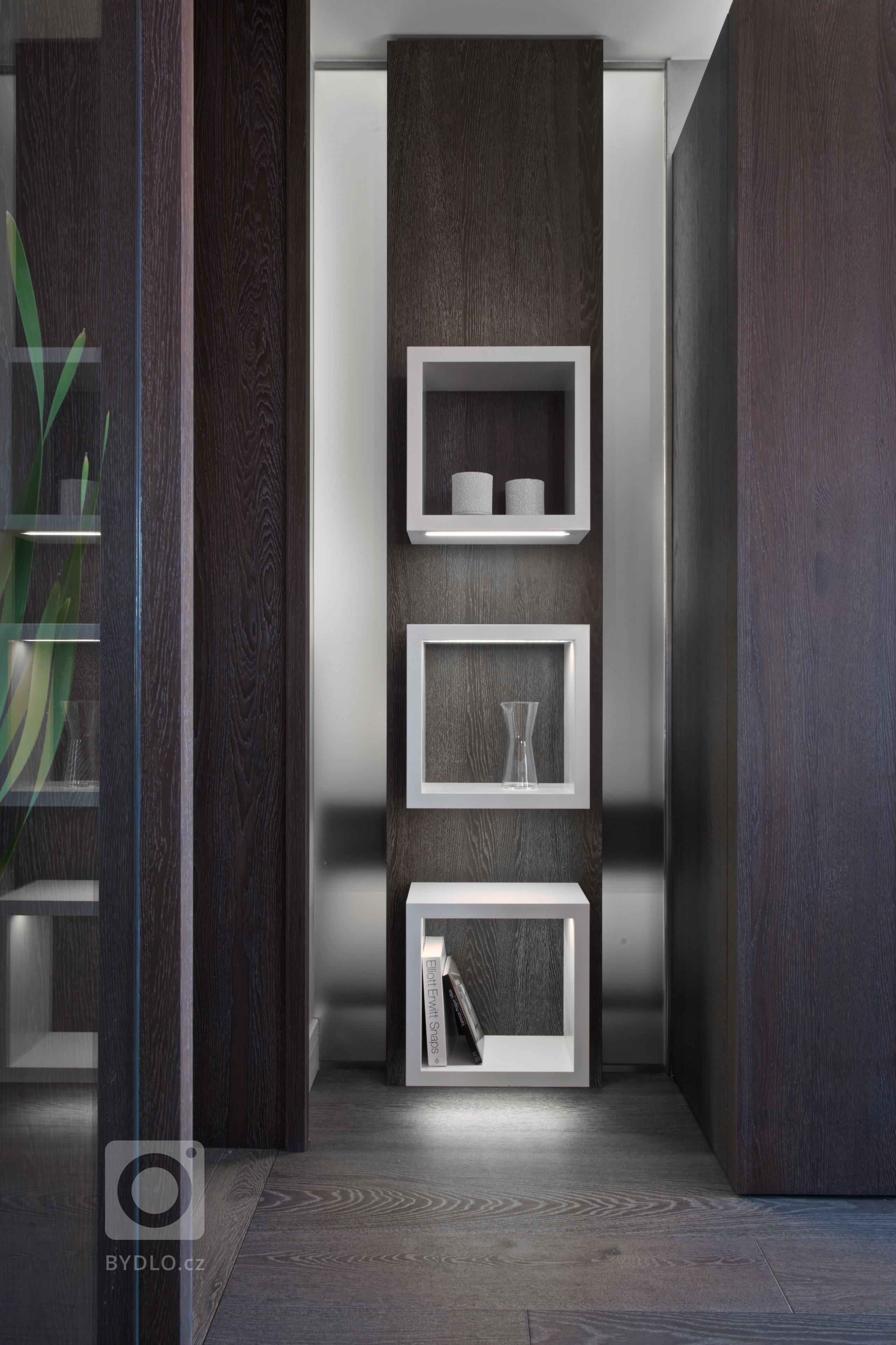 Za zdmi jednoho starého malostranského domu&nbsp;září nový byt zcela naplňující současné potřeby mladého manželského páru s dětmi a zároveň pokorně následující…