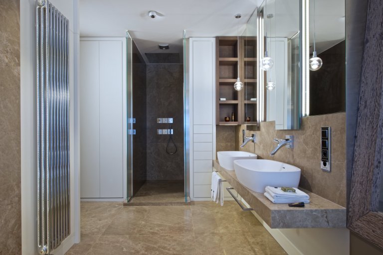 Za zdmi jednoho starého malostranského domu&nbsp;září nový byt zcela naplňující současné potřeby mladého manželského páru s dětmi a zároveň pokorně následující…