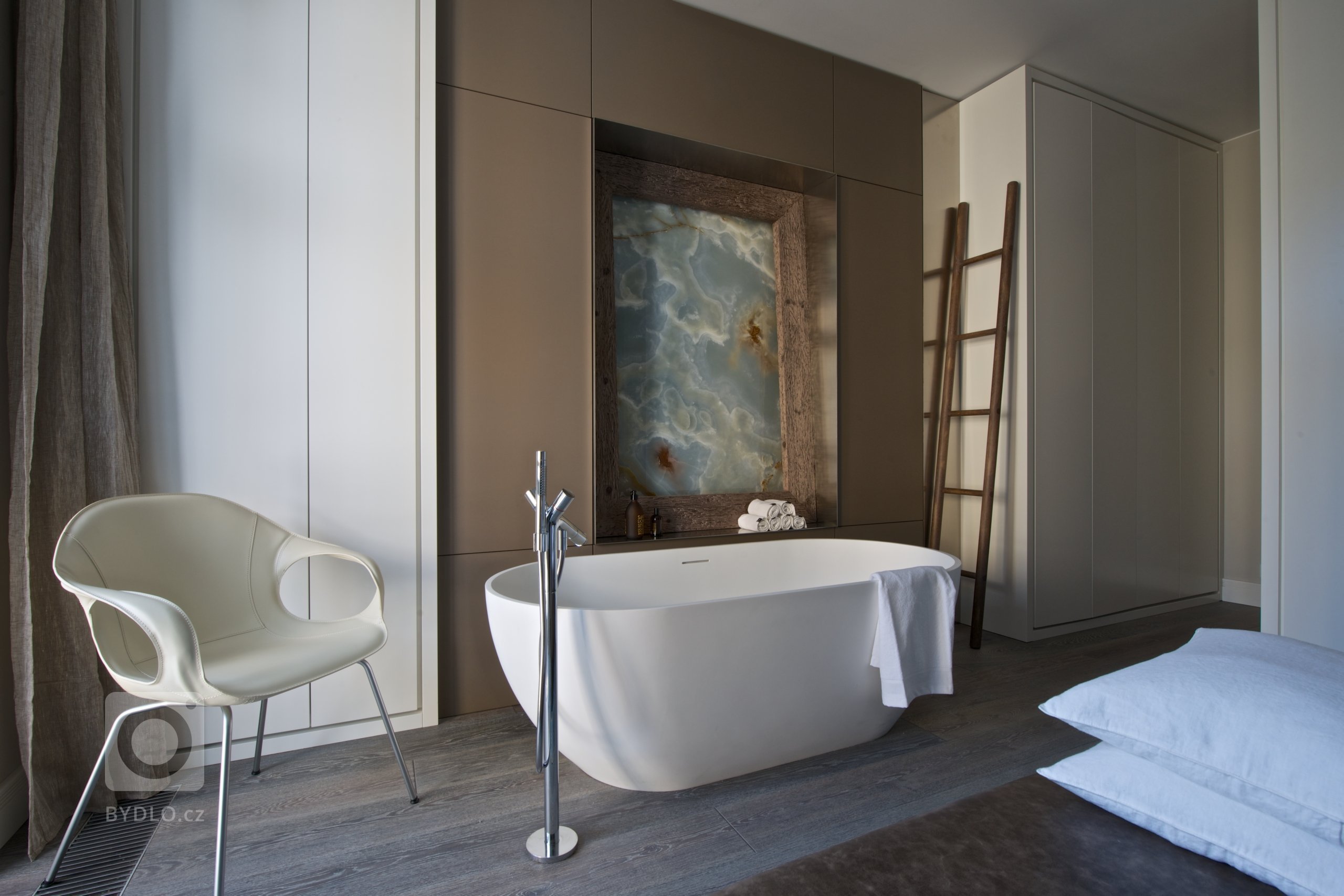 Za zdmi jednoho starého malostranského domu&nbsp;září nový byt zcela naplňující současné potřeby mladého manželského páru s dětmi a zároveň pokorně následující…