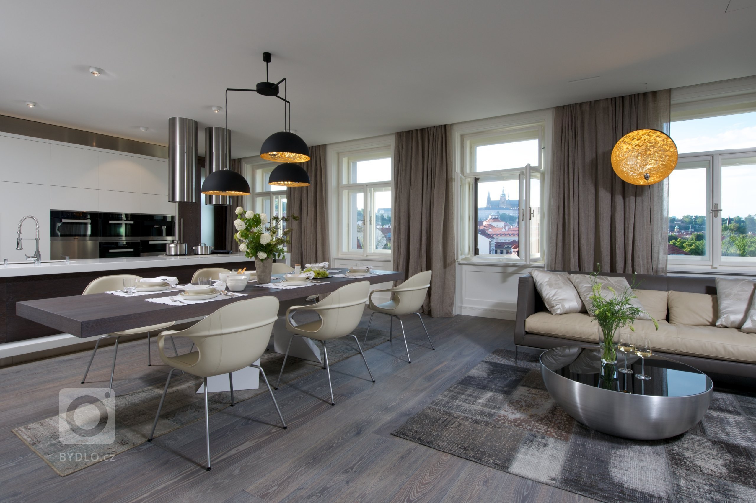 Za zdmi jednoho starého malostranského domu&nbsp;září nový byt zcela naplňující současné potřeby mladého manželského páru s dětmi a zároveň pokorně následující…