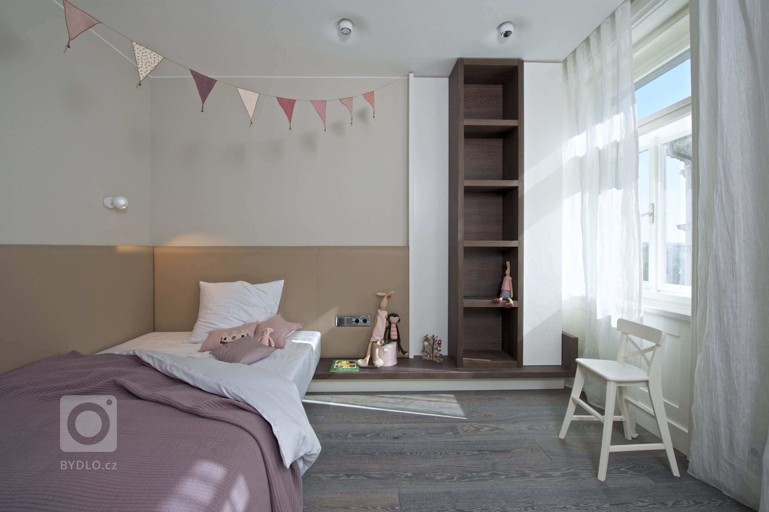 Za zdmi jednoho starého malostranského domu&nbsp;září nový byt zcela naplňující současné potřeby mladého manželského páru s dětmi a zároveň pokorně následující…