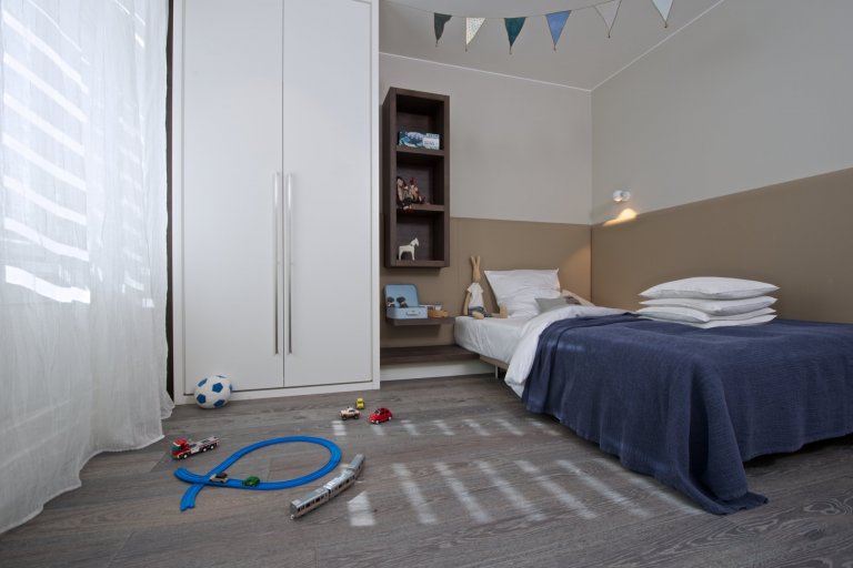 Za zdmi jednoho starého malostranského domu&nbsp;září nový byt zcela naplňující současné potřeby mladého manželského páru s dětmi a zároveň pokorně následující…