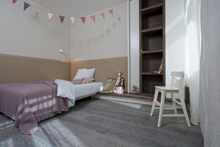 Za zdmi jednoho starého malostranského domu&nbsp;září nový byt zcela naplňující současné potřeby mladého manželského páru s dětmi a zároveň pokorně následující…