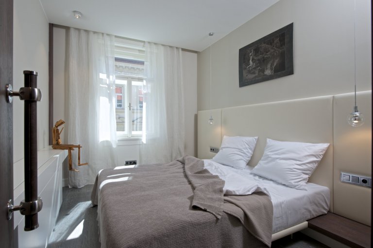 Za zdmi jednoho starého malostranského domu&nbsp;září nový byt zcela naplňující současné potřeby mladého manželského páru s dětmi a zároveň pokorně následující…