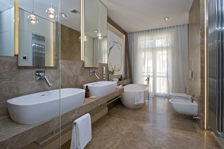 Za zdmi jednoho starého malostranského domu&nbsp;září nový byt zcela naplňující současné potřeby mladého manželského páru s dětmi a zároveň pokorně následující…