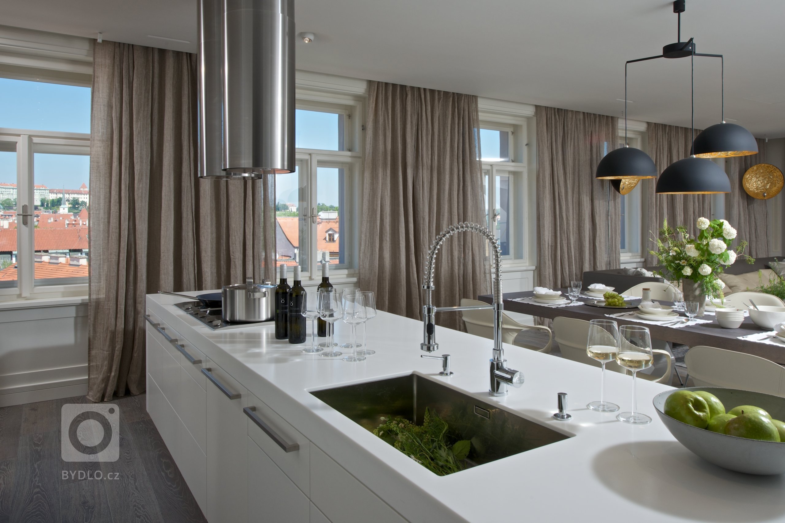 Za zdmi jednoho starého malostranského domu&nbsp;září nový byt zcela naplňující současné potřeby mladého manželského páru s dětmi a zároveň pokorně následující…