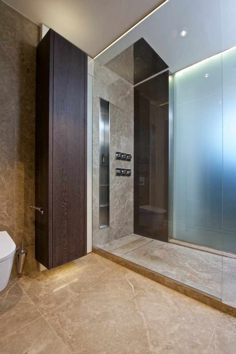 Za zdmi jednoho starého malostranského domu&nbsp;září nový byt zcela naplňující současné potřeby mladého manželského páru s dětmi a zároveň pokorně následující…