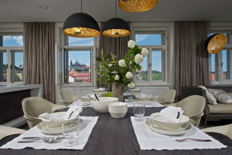 Za zdmi jednoho starého malostranského domu&nbsp;září nový byt zcela naplňující současné potřeby mladého manželského páru s dětmi a zároveň pokorně následující…